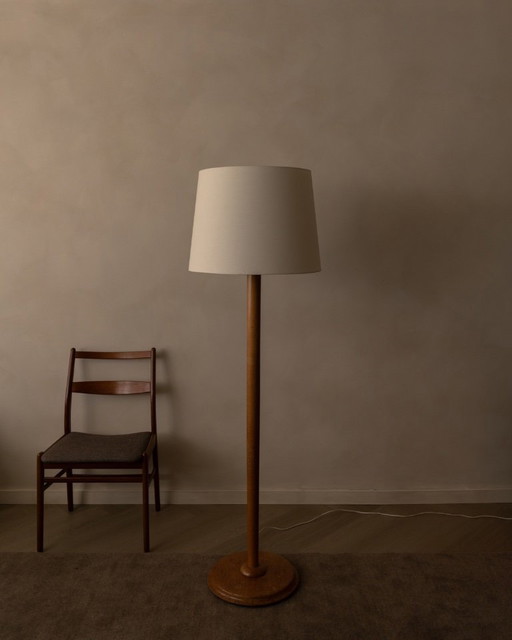 Lámpara de pie vintage de pino escandinavo con pantalla de tela