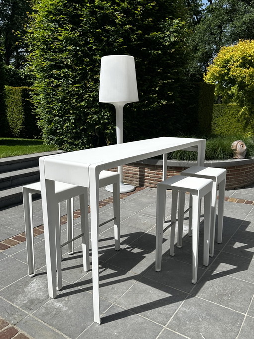 Exklusive Gartenmöbel Tribú Mirthe Bar mit 4 Hockern und Kissen