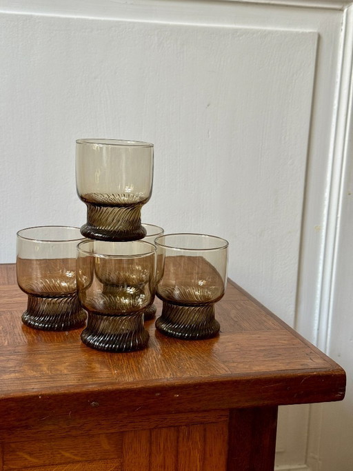 Juego de 5 vasos de agua de cristal ahumado Henkel, década de 1980.
