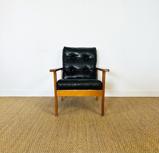 Skandinavischer Vintage-Sessel aus schwarzem Leder und Holz, 1960