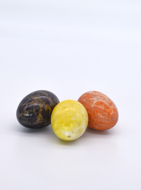 Image 1 of Ensemble de trois œufs anciens en marbre