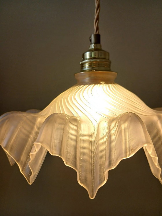 Image 1 of Lampe suspension vintage française en verre dépoli de style Clichy.
