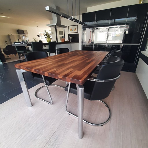Beautiful Leolux dining table with a solid wooden top and metal legs, complemented by 4 comfortable Artifort dining chairs