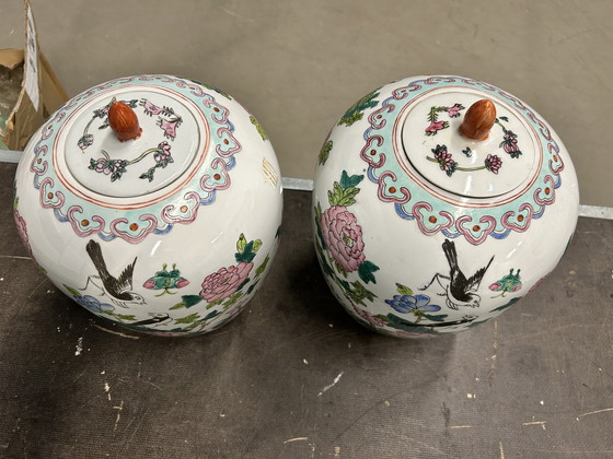 Image 1 of Paar grote chinese gemberpotten Famille Rose 32cm