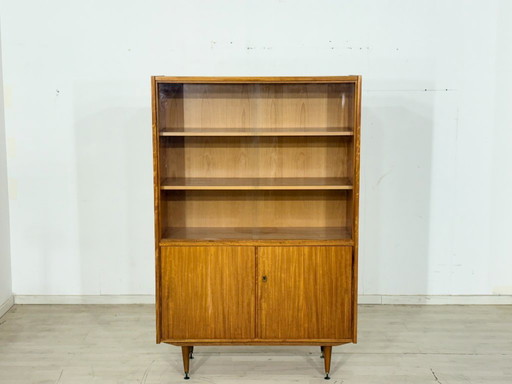 Designklassiker von 1966: Highboard aus edlem Nussbaumfurnier / Vintage Vitrine / Mid-Century Wohnzimmerschrank