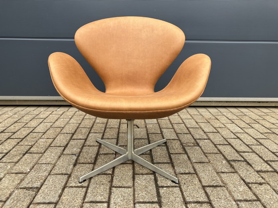Image 1 of Original Vintage Fritz Hansen Swan Chair From 01-1975 in Beautiful Vintage Camel-Cognac Leather. In New Condition!!!