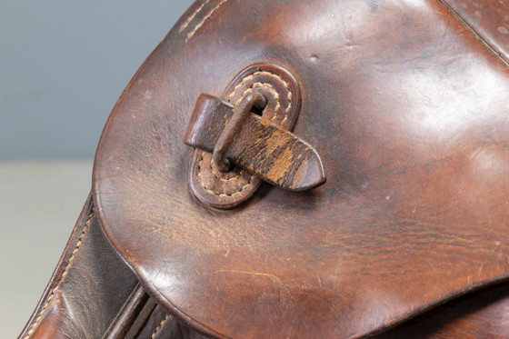 Image 1 of Coppia di sgabelli da bar stile sella, in pelle vintage e struttura in metallo, fine XX secolo.