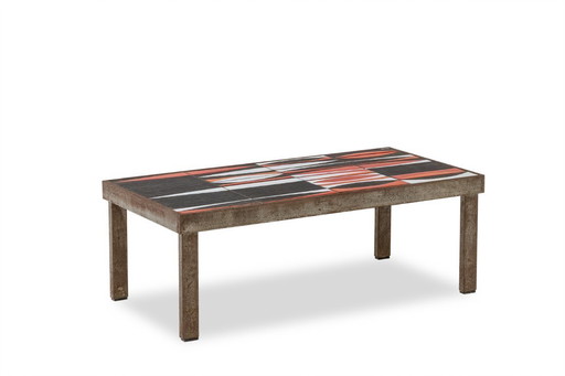 Capron. Zwart en rood geëmailleerd aardewerk 'navette' salontafel. Circa 1960.