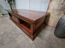 Klassischer Couchtisch aus dunkler Kirsche mit den Maßen 140x70cm und 40cm Höhe.