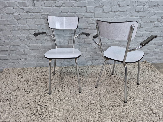 Sedie da cucina vintage Brabantia con braccioli in bachelite, Formica bianca con sottile texture lineare (photo 3 of 7)