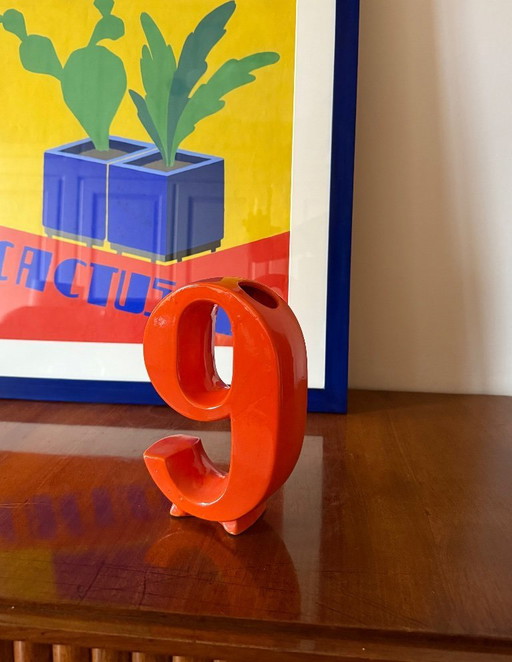 Orangefarbene Keramikvase in Form einer Nummer 9 aus der Raumfahrt, Marcel Radureau, ca. 1970