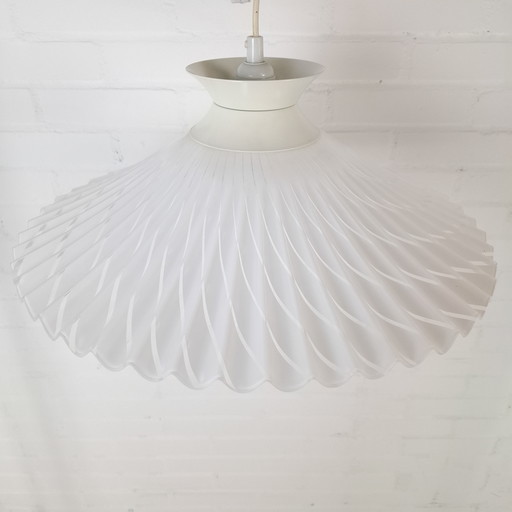 Lámpara colgante vintage de acrílico con forma de sombrero de bruja, de la década de 1970.