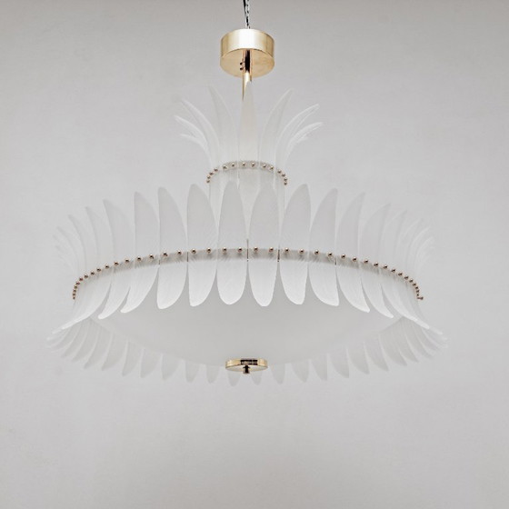 Image 1 of Lustre Art déco en verre de Murano italien, orné de plumes et de détails en laiton.