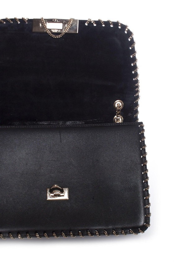 Image 1 of Borsa a tracolla Valentino Demiune in pelle nera con catena.