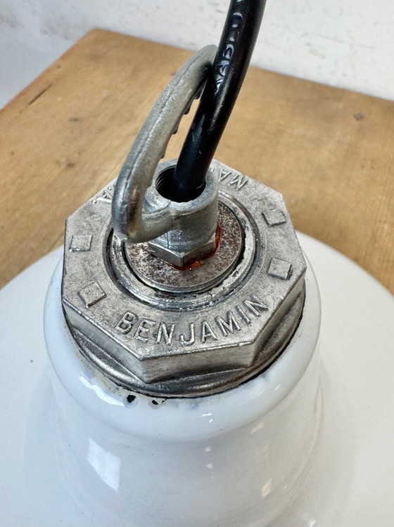 Image 1 of Industriële witte geëmailleerde fabriekshanglamp van Benjamin USA, jaren 60