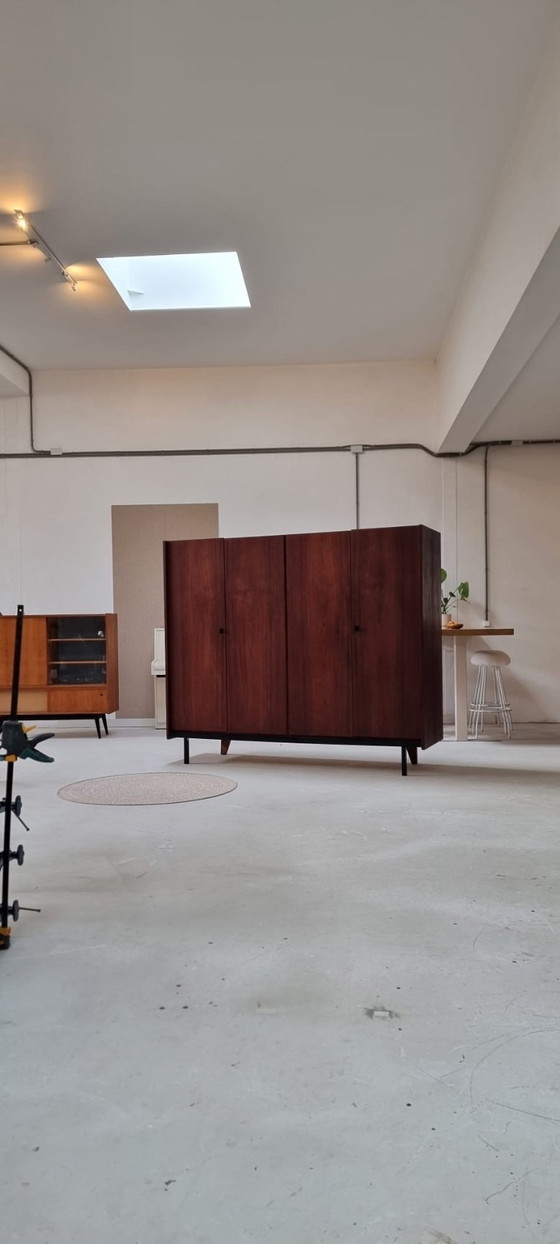 Image 1 of guardarropa de mediados de siglo