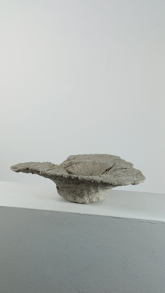 Image 1 of Coupe à fruits vintage en béton coulé, motif de feuille, pour bain d'oiseaux.