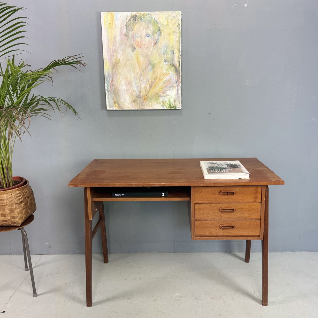 Scrivania in teak dal design vintage danese