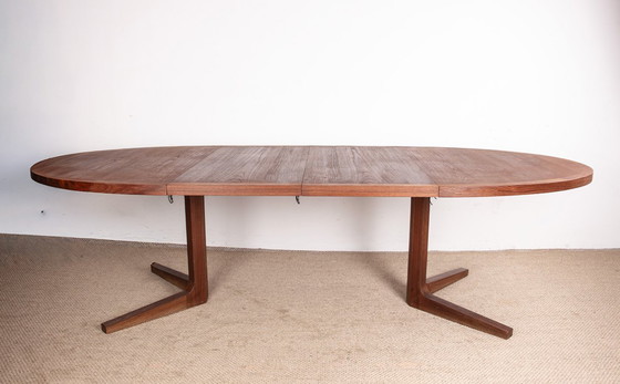 Image 1 of Zeer grote Deense teakhouten eettafel, ovaal en uitschuifbaar, met centrale voet, model HM 55, John Mortensen Dyrlund.