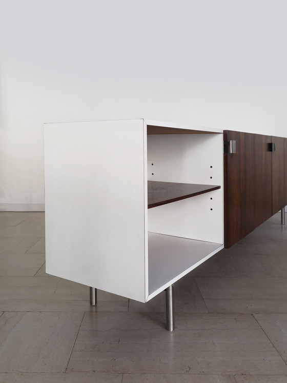 Credenza in formica bianca e legno scuro, Italia, anni '60 – Credenze con vetrina, Metallo (photo 8 of 19)