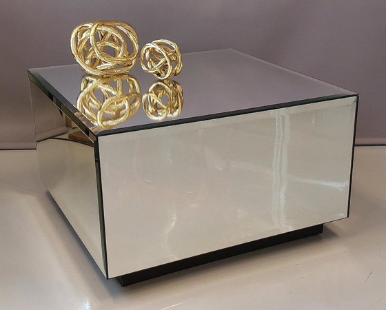 Image 1 of Paire de tables basses à miroirs.
