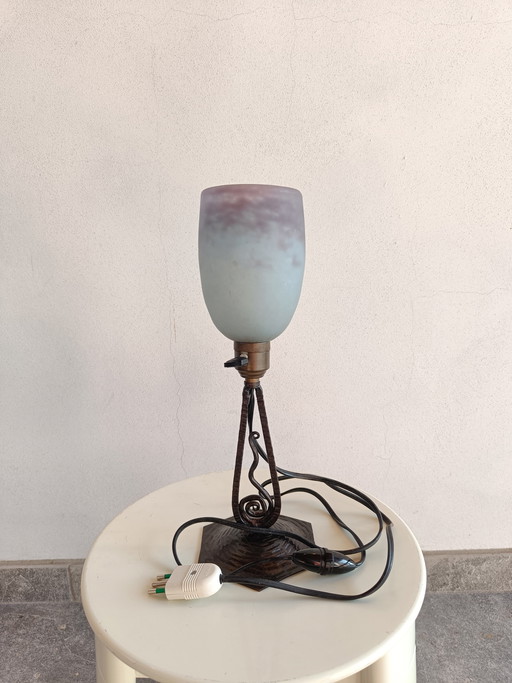 Lampada francese vintage in stile Art Déco con paralume in vetro firmato L'ELF e base in ferro successiva, anni '30-'50.