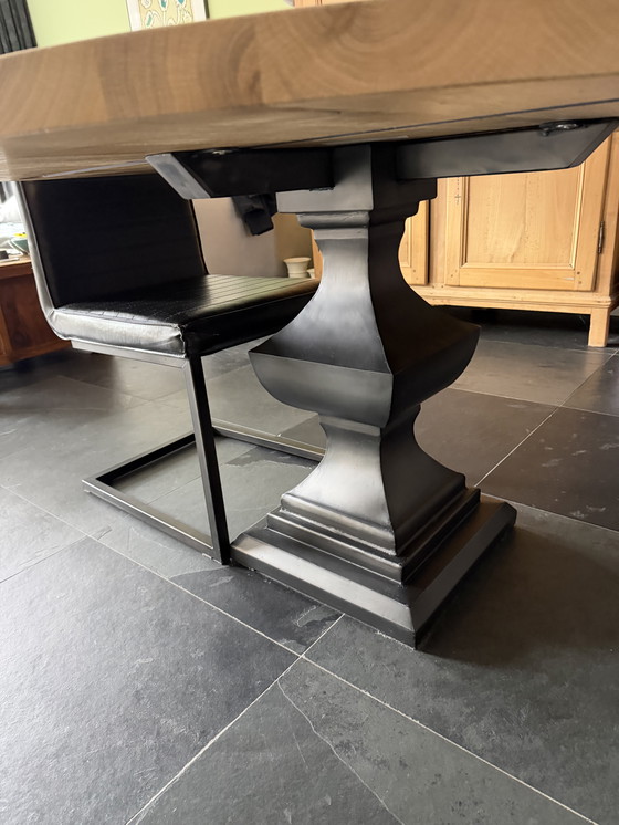 Image 1 of Eettafel rond. Eikenhouten blad met metalen onderstel.