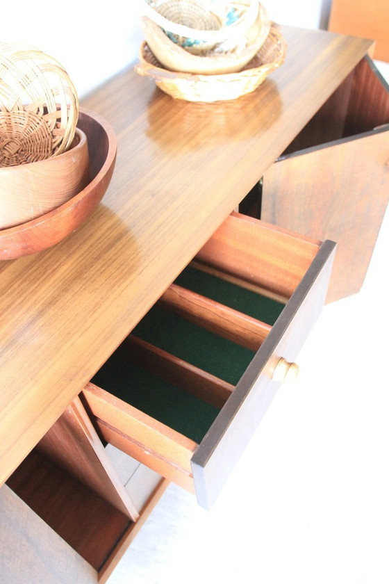 Credenza Mid-Century Modern con venatura del legno, anni '60 – Credenze, Mid Century Modern (photo 4 of 8)