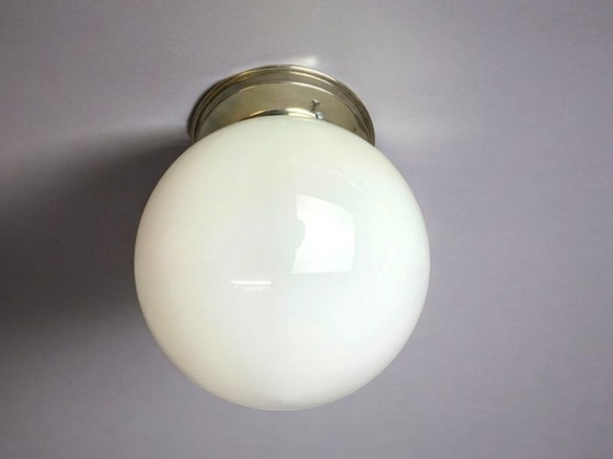 Image 1 of Minimalistische witte opaline globe inbouwlamp