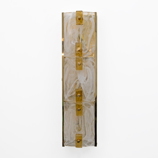Paar moderne wandlampen van messing en melkwit Murano glas en amber glas