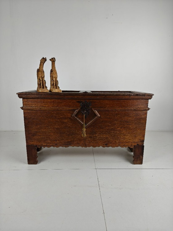 Image 1 of Elegante cofre de roble del siglo XVIII – datado en 1756