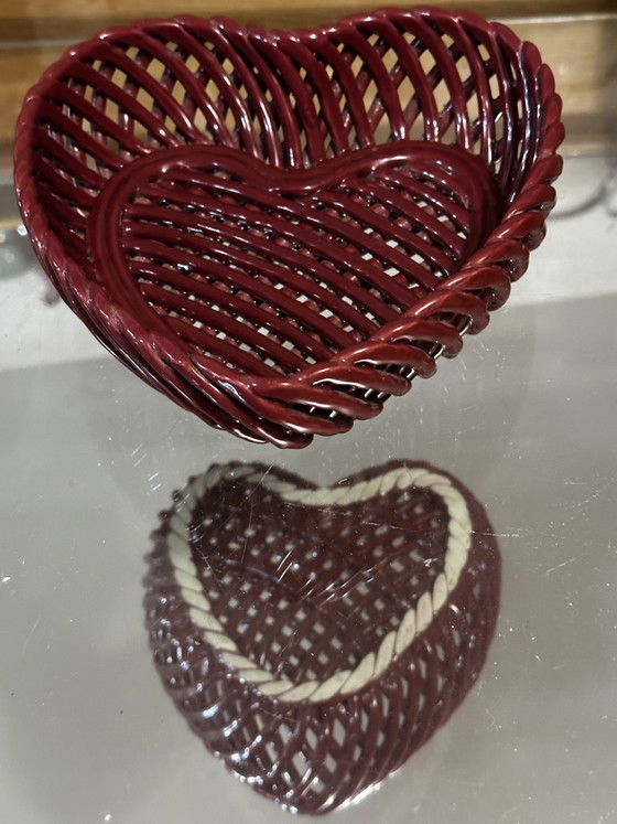 Image 1 of Vassoio portagioie/centrotavola a forma di cuore in ceramica intrecciata - stile Massier anni '50