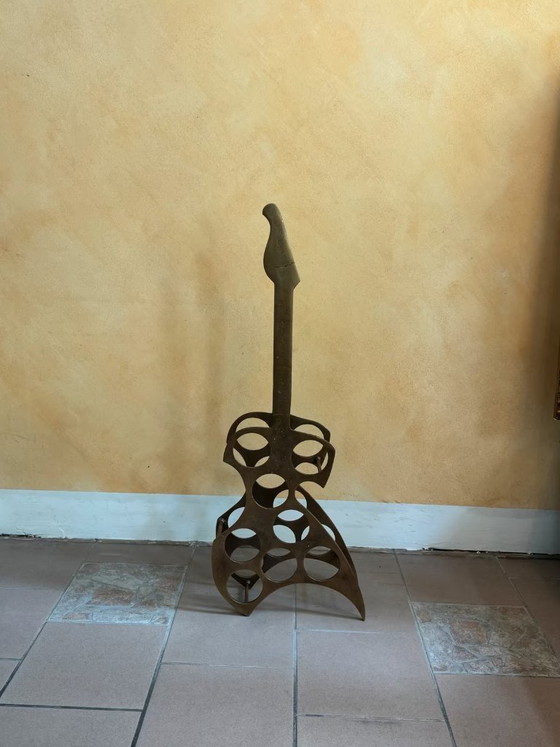 Image 1 of Esclusivo supporto per vino a forma di chitarra in ottone