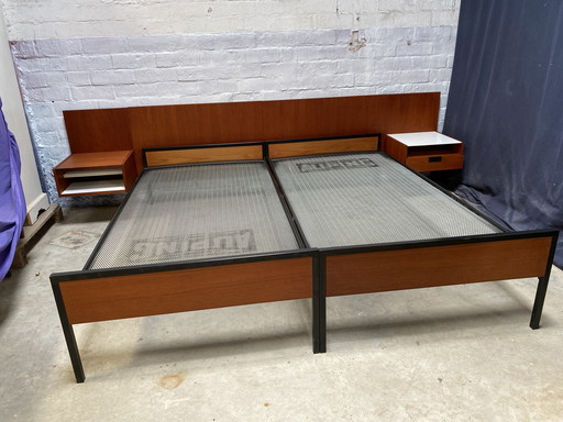 Bed Pastoe Japanse serie met nachtkastjes. 