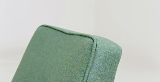 Image 1 of Poltrona lounge vintage con rivestimento in lana color tè verde e legno di quercia.