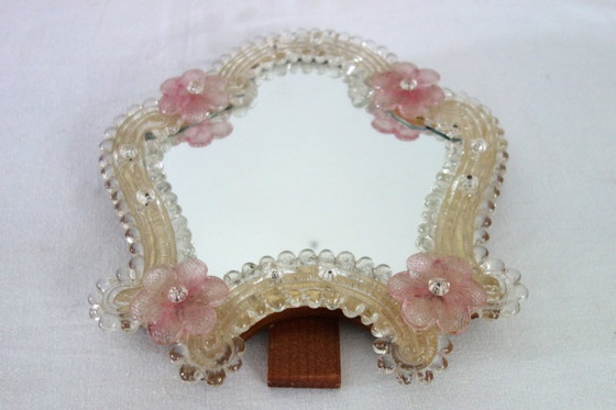 Image 1 of Specchio veneziano, in vetro soffiato di Murano, con motivi floreali e perline