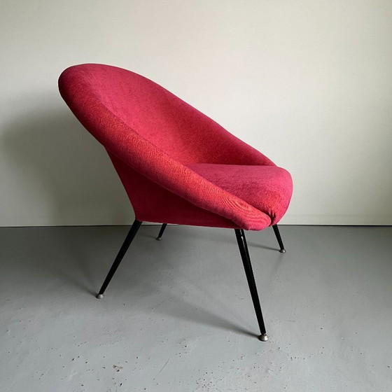 Image 1 of Franse fauteuil in mid-century modern stijl uit de jaren 70: roze chenille Olympia-stoel