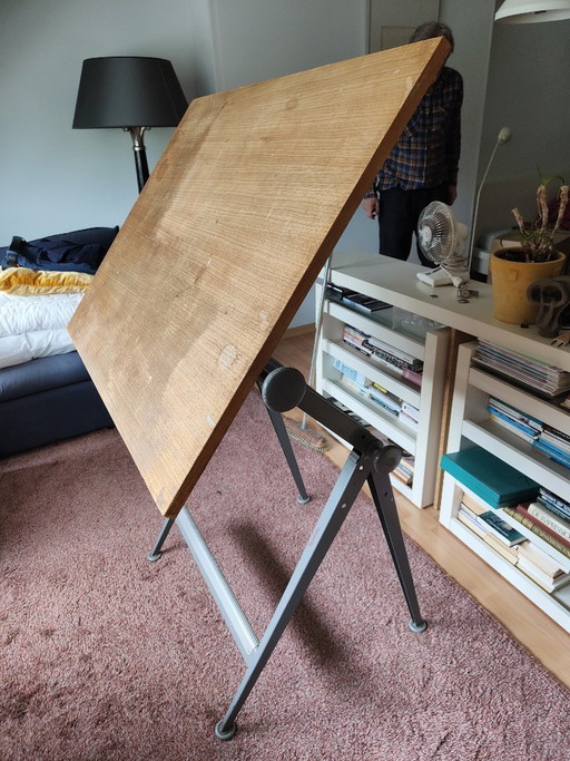 Friso Kramer et Wim Rietveld ont conçu la table à dessin « Reply », de la marque Ahrend.