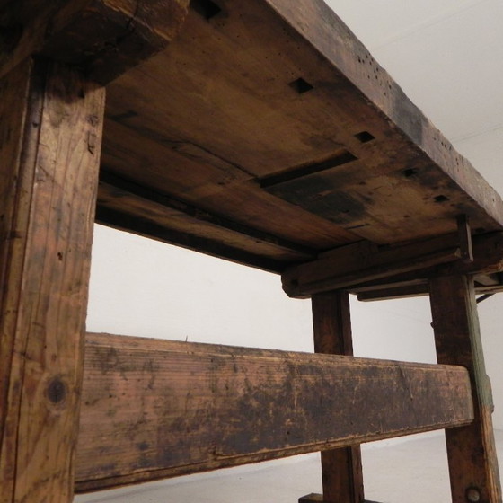 Banco de trabajo industrial de madera con tornillo de banco, 194 cm de largo, década de 1930. (photo 26 of 34)