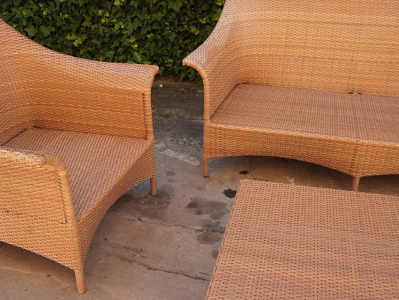 Image 1 of DEDON - tuinset, bestaande uit een tweezitsbank, een fauteuil en een salontafel.
