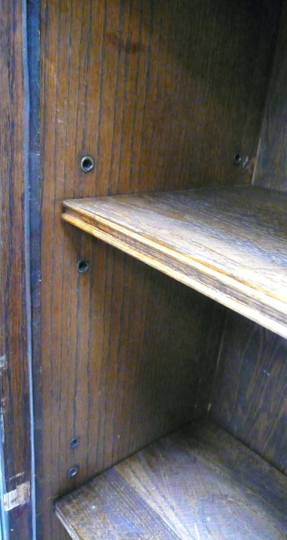Bücherschrank Vitrine schmal Jugendstil aus England in Eiche dunkel um 1910 – Wood, Glass (photo 7 of 7)