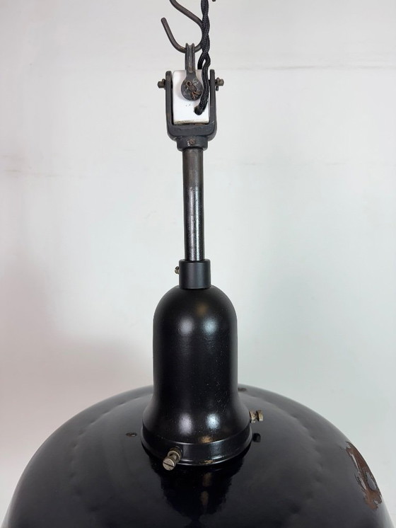 Image 1 of Industriële zwarte emaille fabriekslamp met porseleinen bovenkant, jaren 50