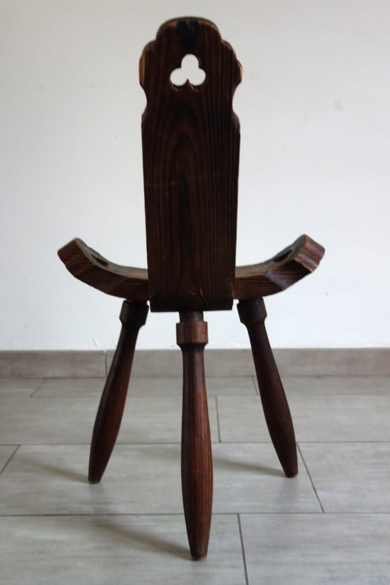 Image 1 of Brutalistischer Dreibeinstuhl aus geschnitztem Holz, Frankreich