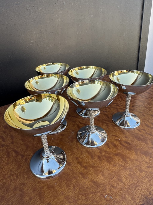 Copas de vino de metal plateado de la década de 1970.