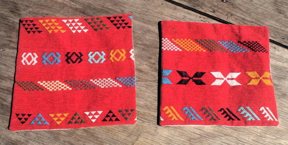 Set aus 2 handgewebten marokkanischen Berber Wollkissenbezügen 45 × 45 cm | Authentische Amazigh Textilien (photo 2 of 10)