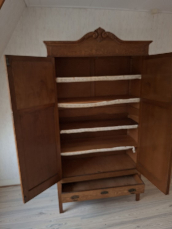 Armadio antico in rovere con intagli ornamentali, Mobili contenitori, Legno, Ottone, Marrone (foto 5 di 5)