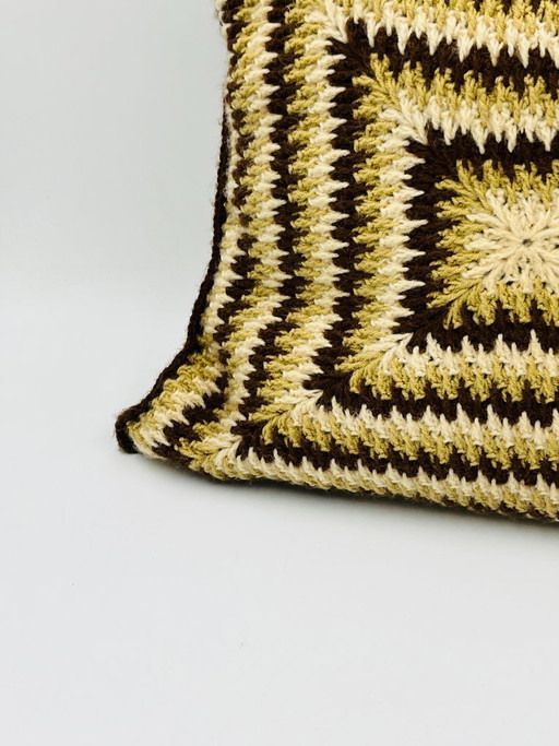 Coussin en crochet vintage années 70