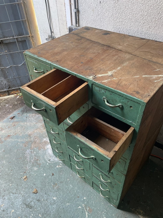 Armadio da officina industriale in legno con 24 cassetti, verde, Armadi contenitori, Metallo, Marrone (foto 5 di 5)