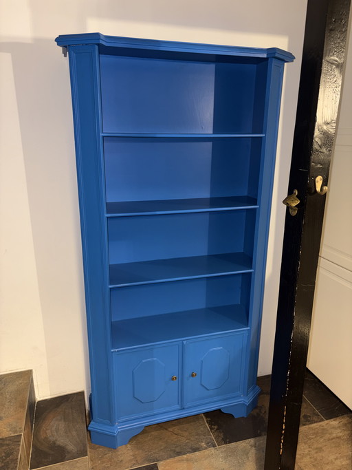 Blauwe kast bijvoorbeeld voor boeken