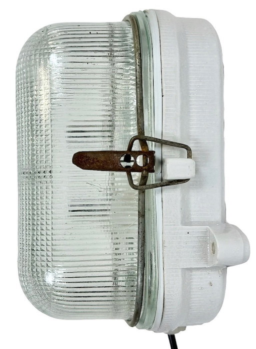 Applique industriale in porcellana bianca con vetro rigato, anni '70